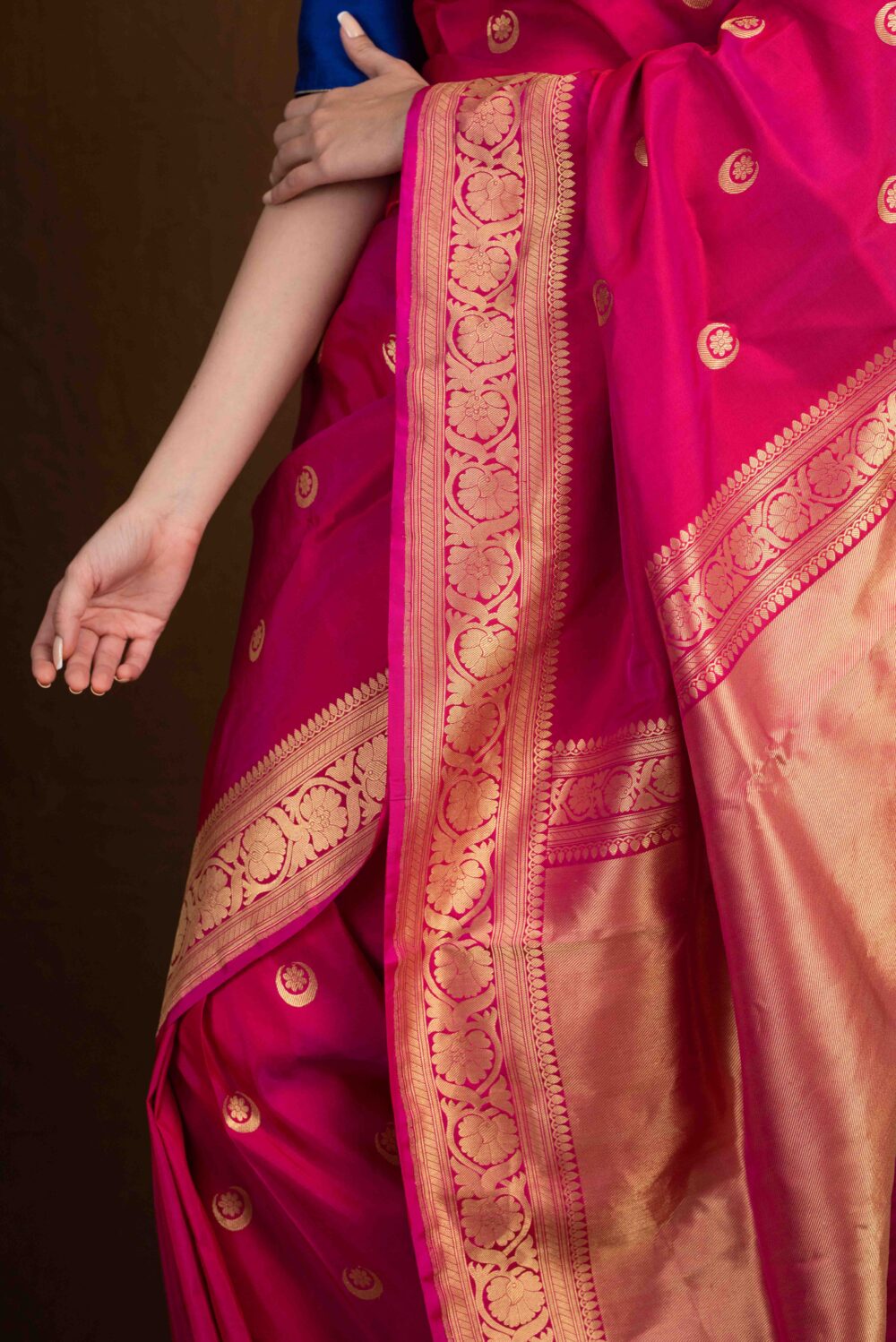 Deep Pink Pure Katan Silk Handloom Banarasi Saree with chand tara Booti - Image 4