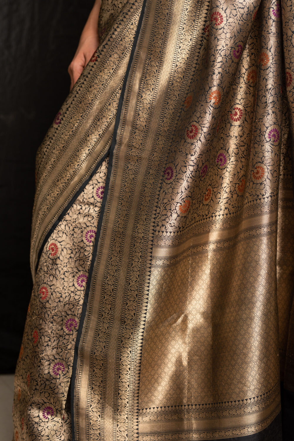 Golden Pure Katan Silk Handloom Banarasi Saree - Image 4